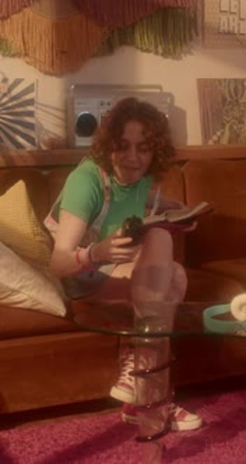 Fille parlant sur téléphone à l'ancienne