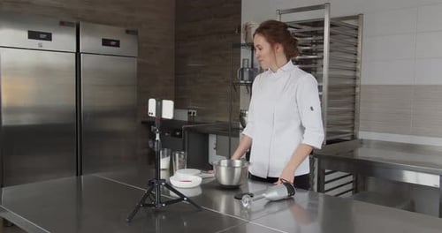 Un chef professionnel dirige une classe de maître et raconte la recette dans son blog vidéo