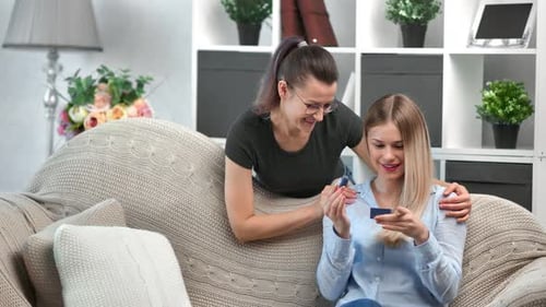 Une lesbienne hipster heureuse offre un petit coffret cadeau à une belle petite amie ayant des émotions positives