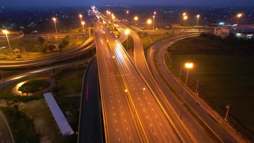 4K : Prise de vue aérienne par Drone hyperlapse d'une route autoroutière en mouvement rapide.