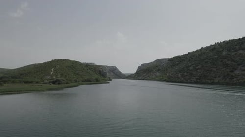 Drohne fliegt steigt über Wasser im Nationalpark Krk in Kroatien, weite Landschaft