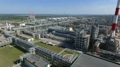 Enorme refinería de petróleo, vista aérea