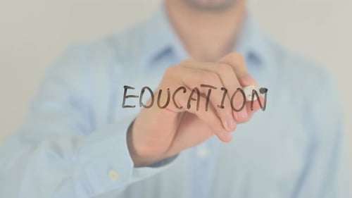 Portal de educação, homem escrevendo em tela transparente