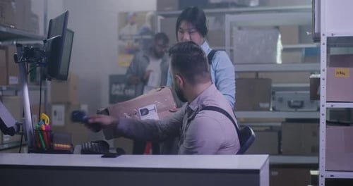 Arbeiter überprüfen beschädigtes Paket