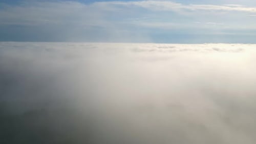 In den Wolken fliegen In den Wolken fliegen. Die Wolken bewegen sich vor der Kamera. Durch die Cloud fliegen