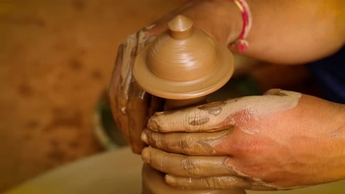 Potter at Work fabrique des plats en céramique