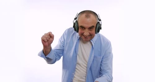 Le vieil homme au casque, écoutant de la musique, dansant, souriant, joyeux. Une personne âgée très géniale
