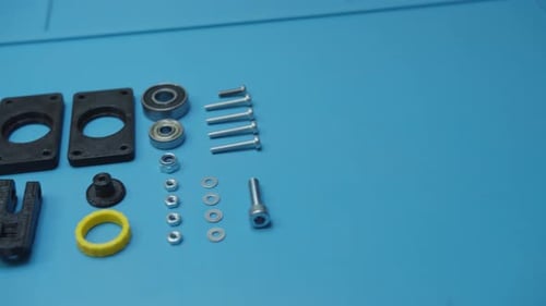 Pan Gauche Petites Pièces Préparées Pour Assemblage Sur Fond Bleu