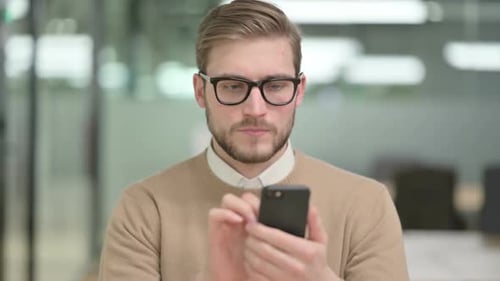 Joven creativo usando un teléfono inteligente
