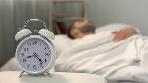Wecker klingelt morgens, Weckzeit, Tagesablauf, Projektschluss