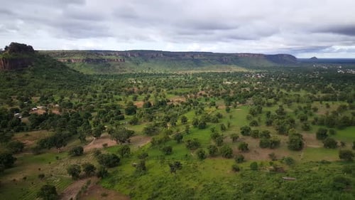 Schwenken Sie von der Landschaft um den Kamandjanbogen