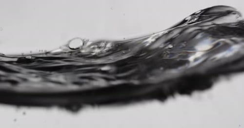 Wasseroberfläche in Bewegung mit Wellen, die abstrakte Formen bilden