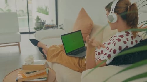 Foto traseira de uma mulher de negócios trabalhando no interior da casa em um laptop