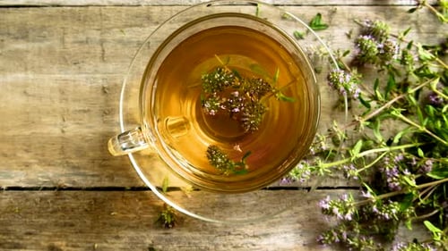 Thé au thym dans une tasse transparente