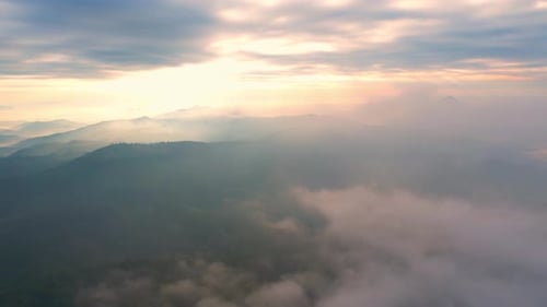 4K Fliege durch die Wolken über Berggipfeln