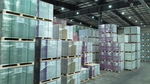 Immense installation de stockage dans une usine de menuiserie