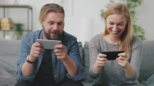 Casal jogando jogos em smartphones