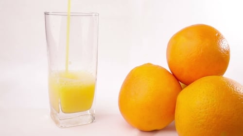 Jus d'orange versé dans un verre