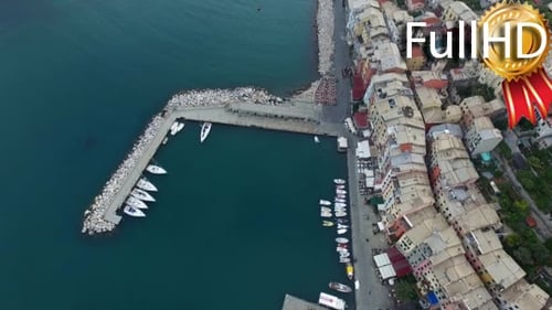 Vídeo aéreo del muelle con yates y pequeños