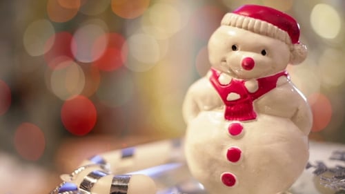 Weihnachts- und Neujahrsdekoration. Abstrakter, verschwommener Bokeh-