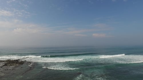 Meer- oder Meereswellen und blauer Himmel 92