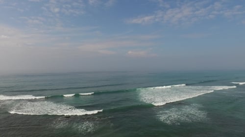 Meer- oder Meereswellen und blauer Himmel 88