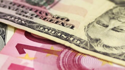 Dollar und Euro-Banknoten rotieren