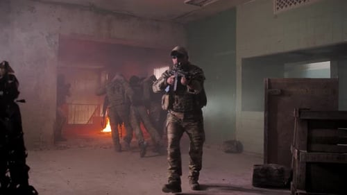 Evacuando a un soldado herido del campo