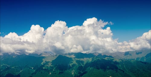 Fern Berg und Wolken