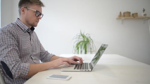 Kreative freiberufliche Designerin arbeitet am Laptop