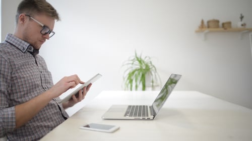 Freelancer arbeitet am Tablet