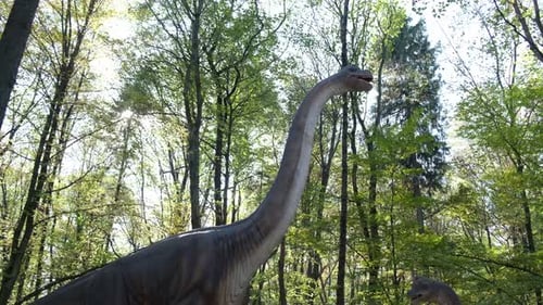 Mechanisch bewegliche Skulpturen von Jura-Dinosauriern