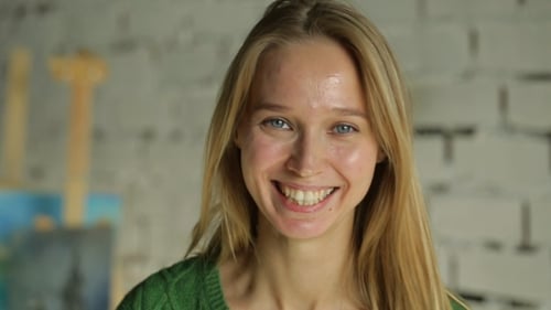 Niña joven sonriendo encantadoramente a cámara