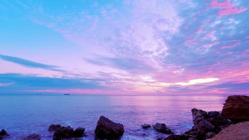 Bewölkter Sonnenuntergangshimmel über dem Meer.