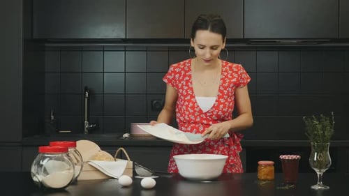 Frau kocht hausgemachte Kekse und mischt Zutaten in der modernen Wohnküche, Food-Konzept