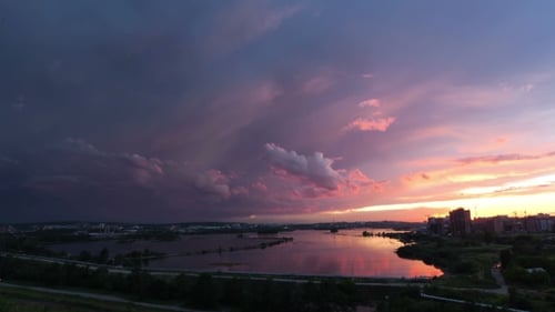 Vom Sonnenuntergang über der Stadt