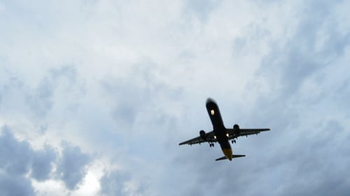Flugzeug kommt an einem bewölkten Abend am Flughafen an