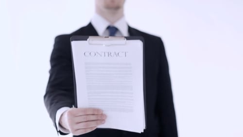 Homme Affaires Montrant Le Document Du Contrat Sur Le Presse-papiers