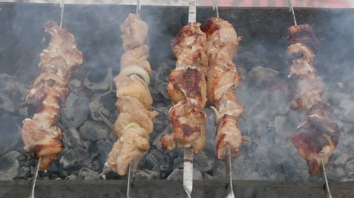 Im Winter auf einem Grill im Freien gebratenes Fleisch