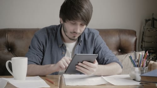 Homme d'affaires hipster moderne buvant du café expresso dans le café de la