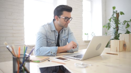 Freelancer lisant en ligne dans Studio
