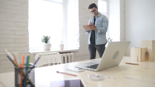 Trabajar en la oficina creativa, caminar y escribir una nueva idea