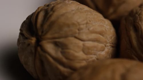 Cinématographique et rotatif de noix dans leur coquille sur une surface blanche