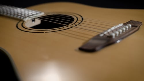 Hellgelbe Akustikgitarre. Modernes Design