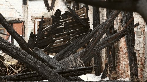Les ruines de la maison incendiée