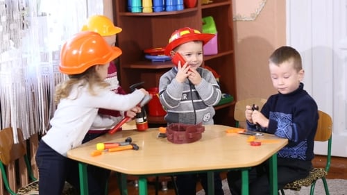 Niños jugando en la profesión