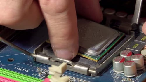 Mann baut Personalcomputer zusammen
