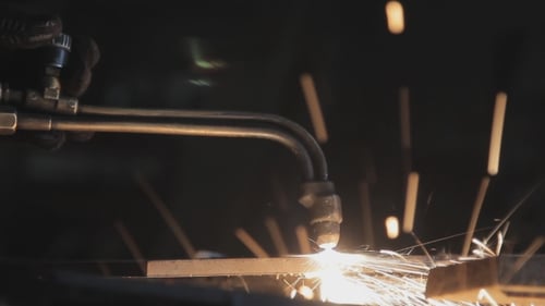 Schneidet Metall mit Gas