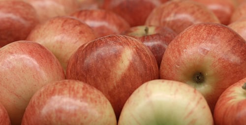 Manzanas rojas en la tienda