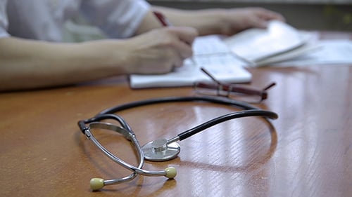 Le médecin rédige une ordonnance
